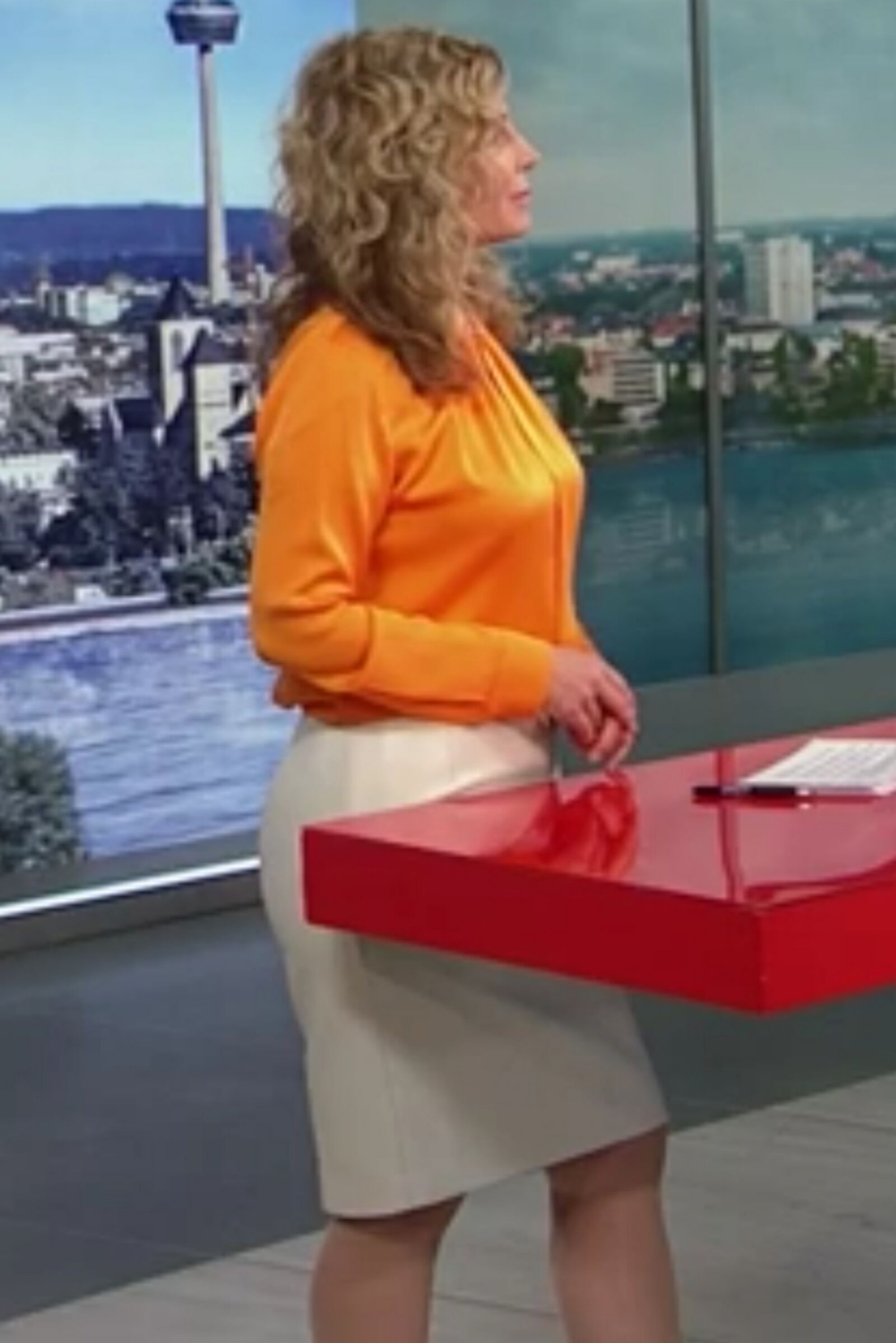 Susanne W.   Edelhure in sexy Outfits und verschied. Farben !