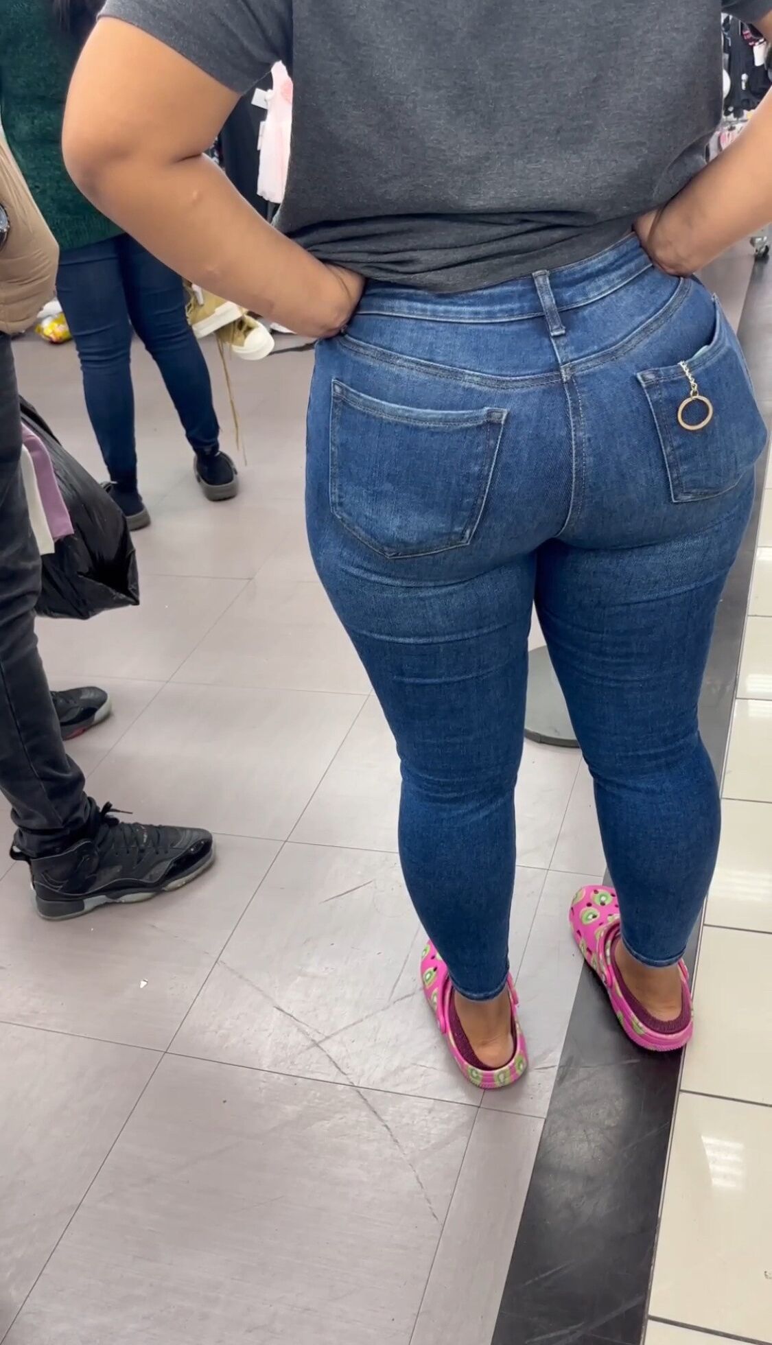 Candid Latina Milf Ass In Tight Jeans