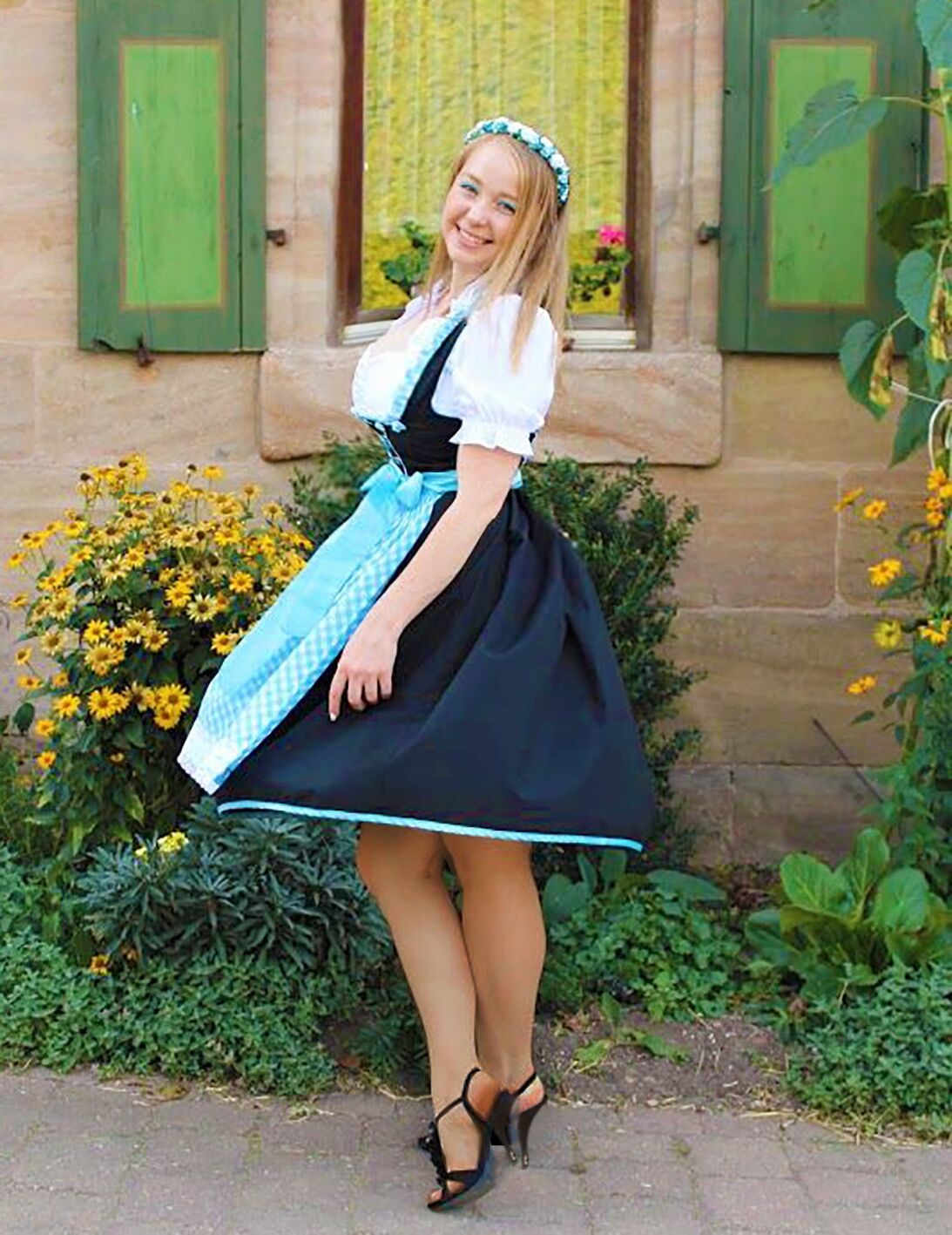 Fesche Madln im Dirndl zum Dreihundertfünfundachtzi gste`n