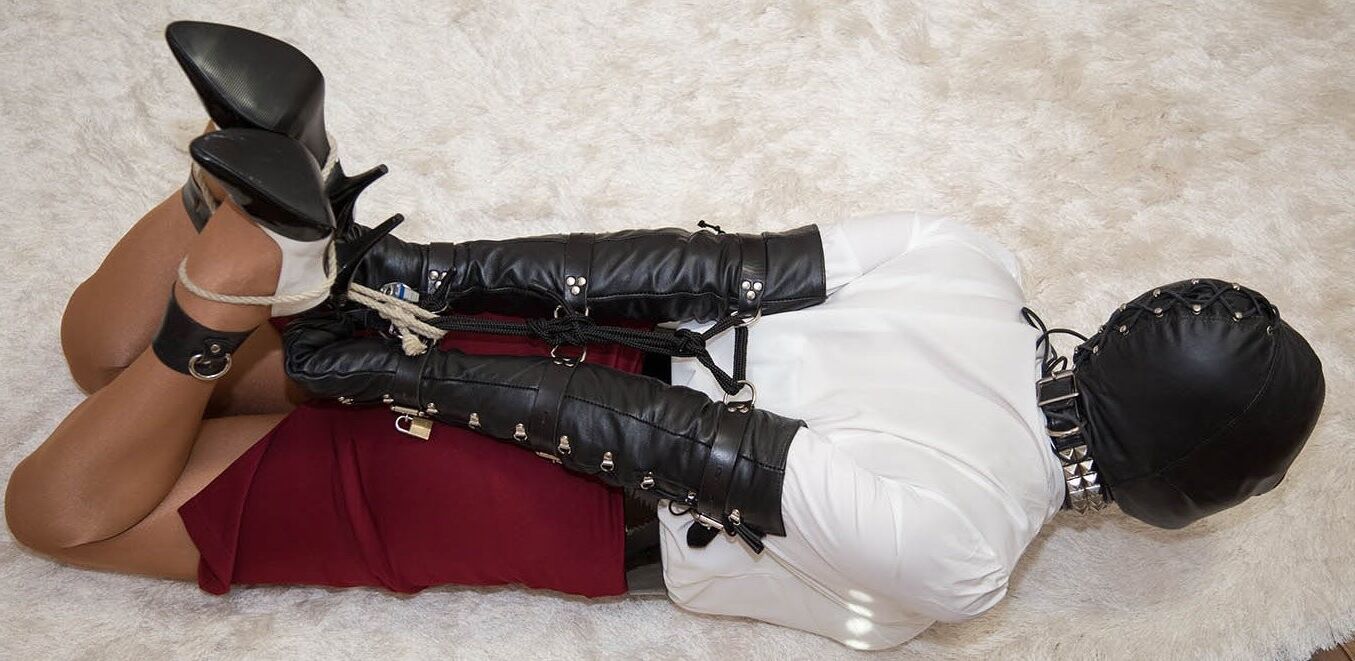 Bondage en cuir et femdom en cuir