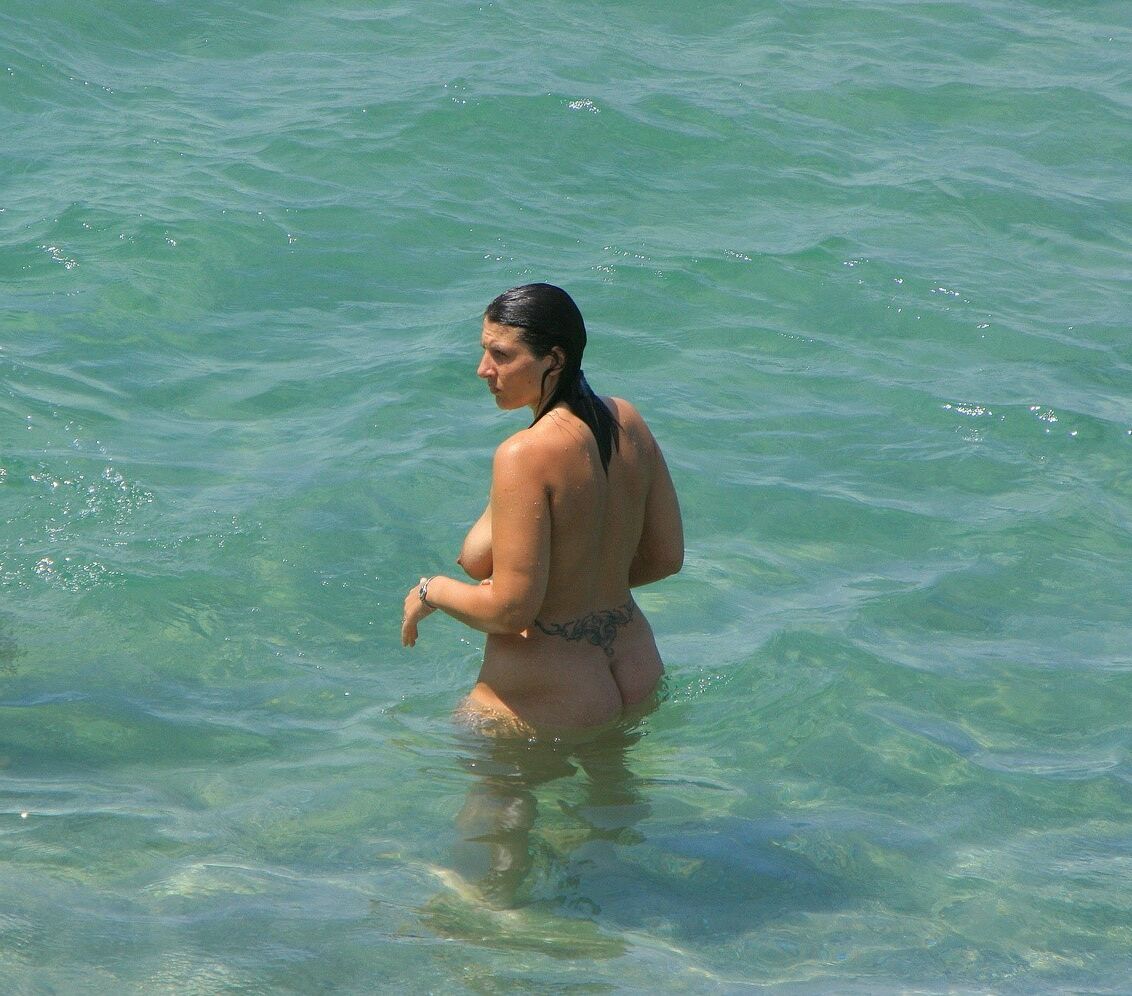 Hot Beach Nudist Mom has a GREAT BIG ASS!