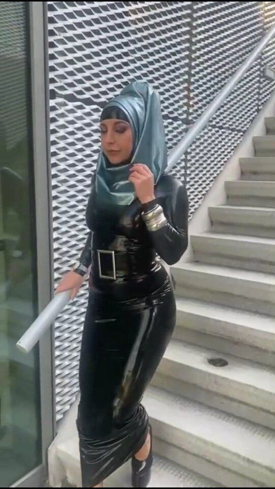 Muslimas in Latex