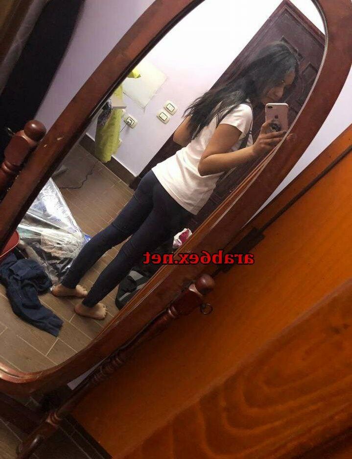 Puta egipcia adolescente bailarina expuesta vestido coño tetas