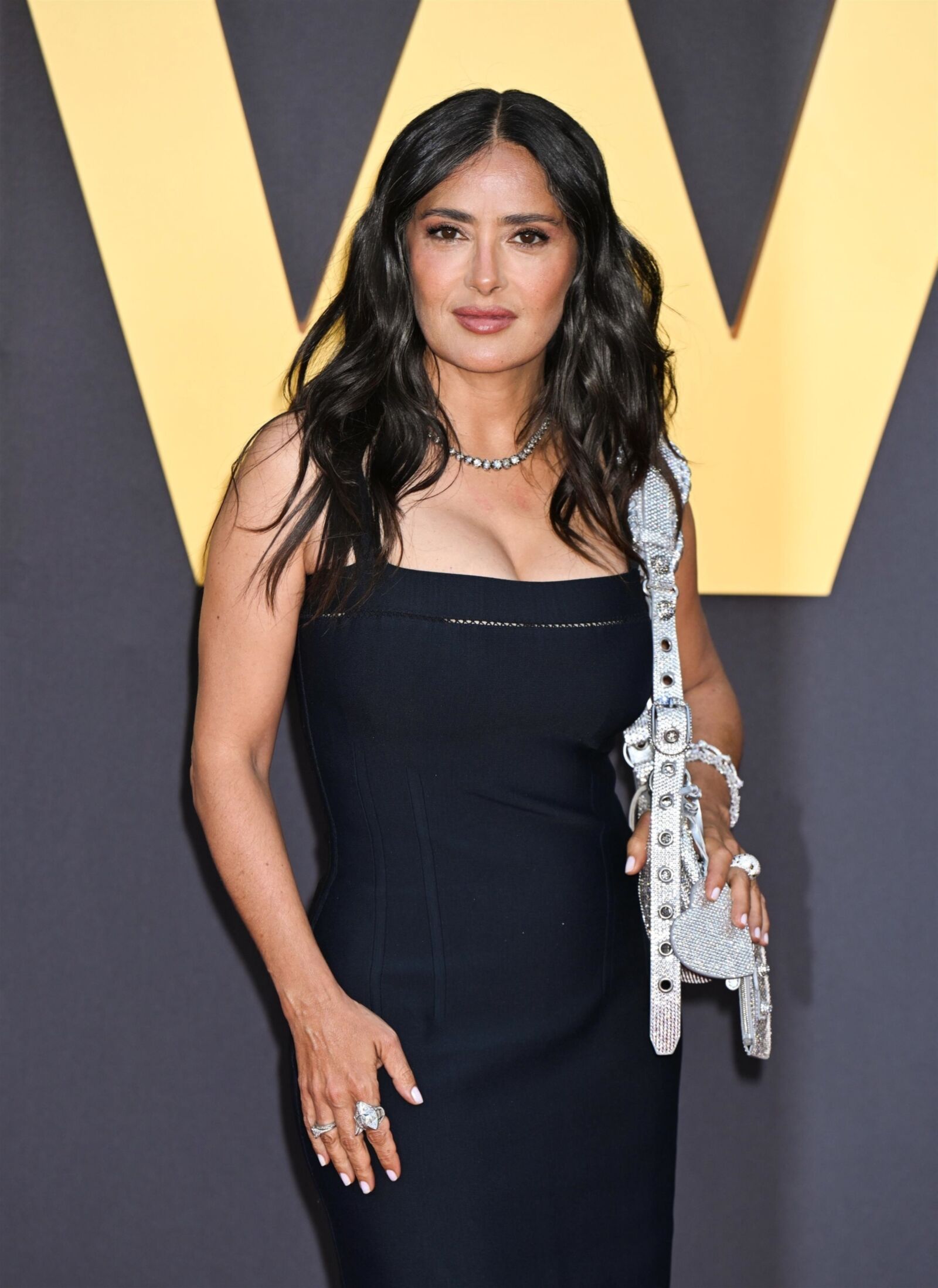 El escote de Salma Hayek en el estreno europeo de Blink Twice