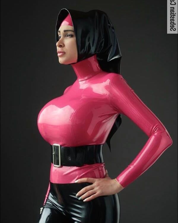 Muslimas in Latex