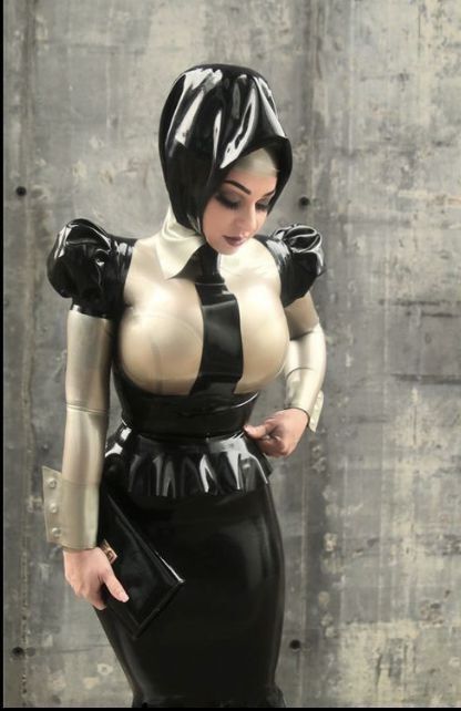 Muslimas in Latex