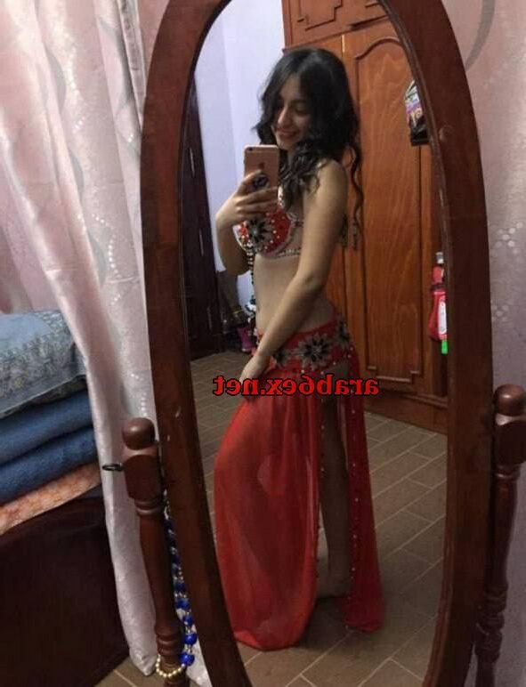 Puta egipcia adolescente bailarina expuesta vestido coño tetas