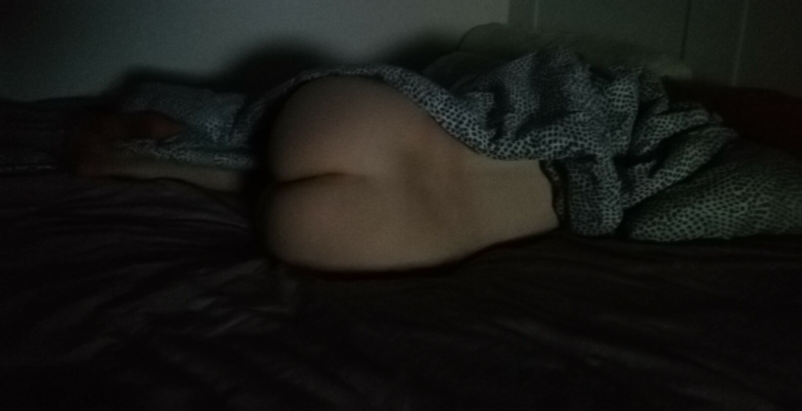 ONLY ASS: Showing asses in bed or sofa