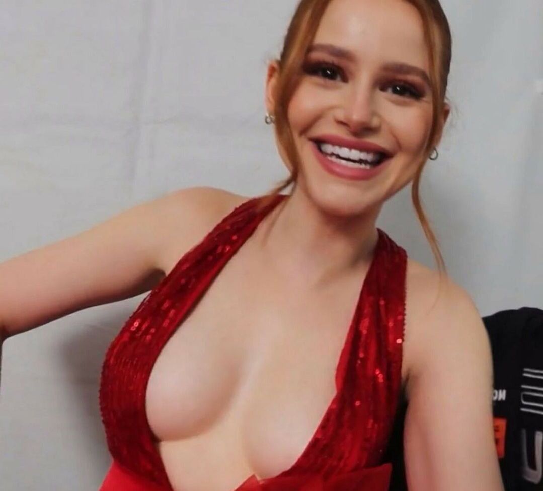 Madelaine Petsch Muy sexy