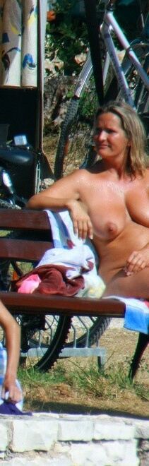 ¡Milf nudista bronceada caliente tiene un CULO GRANDE!