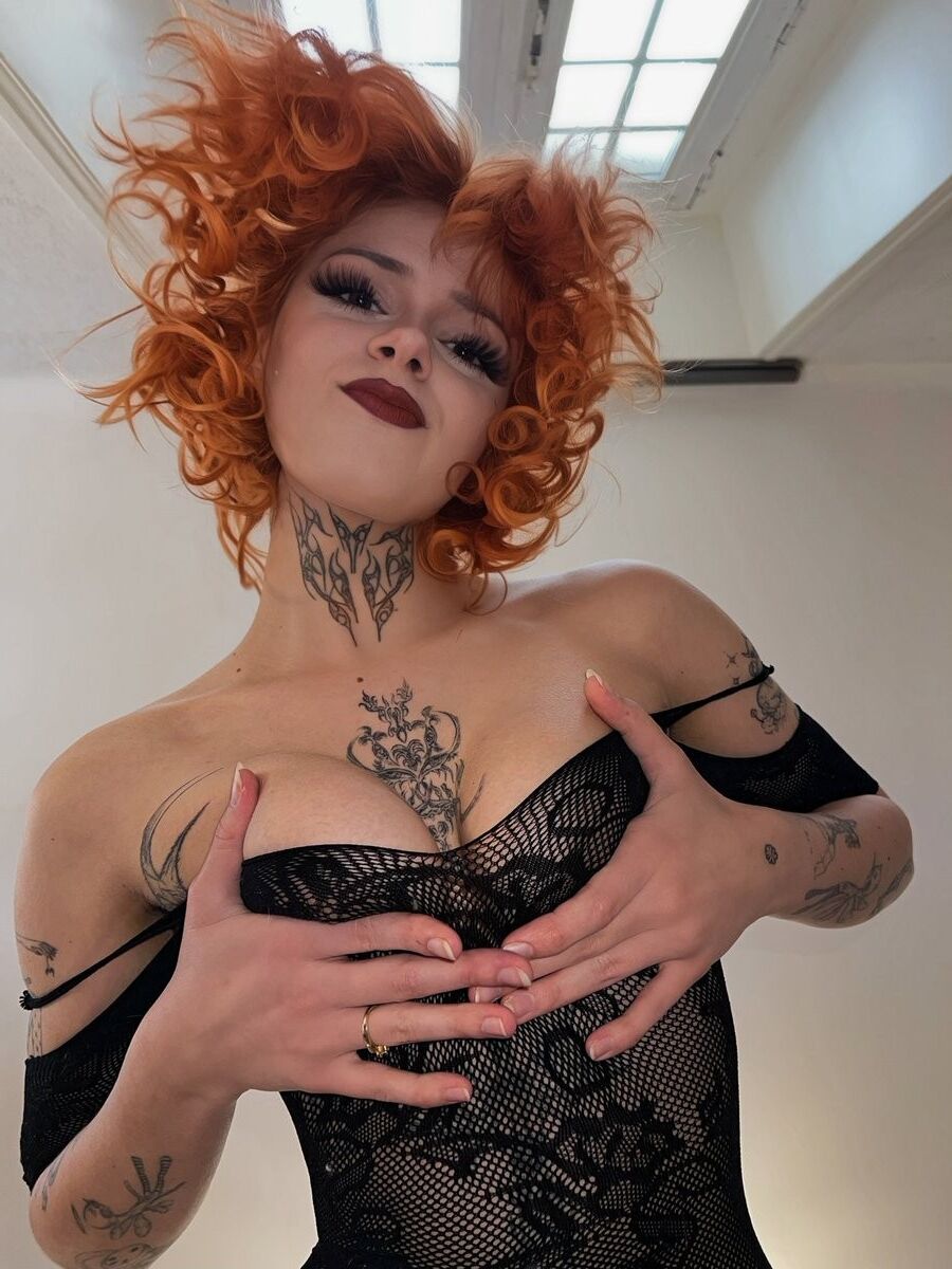 Garota gótica tatuada