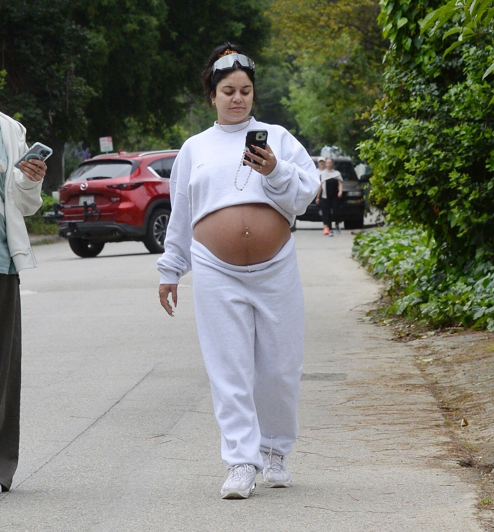 Vanessa Hudgens avec un énorme ventre de femme enceinte en randonnée à Los Angeles