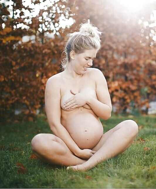 Blonde gf posing pregnant