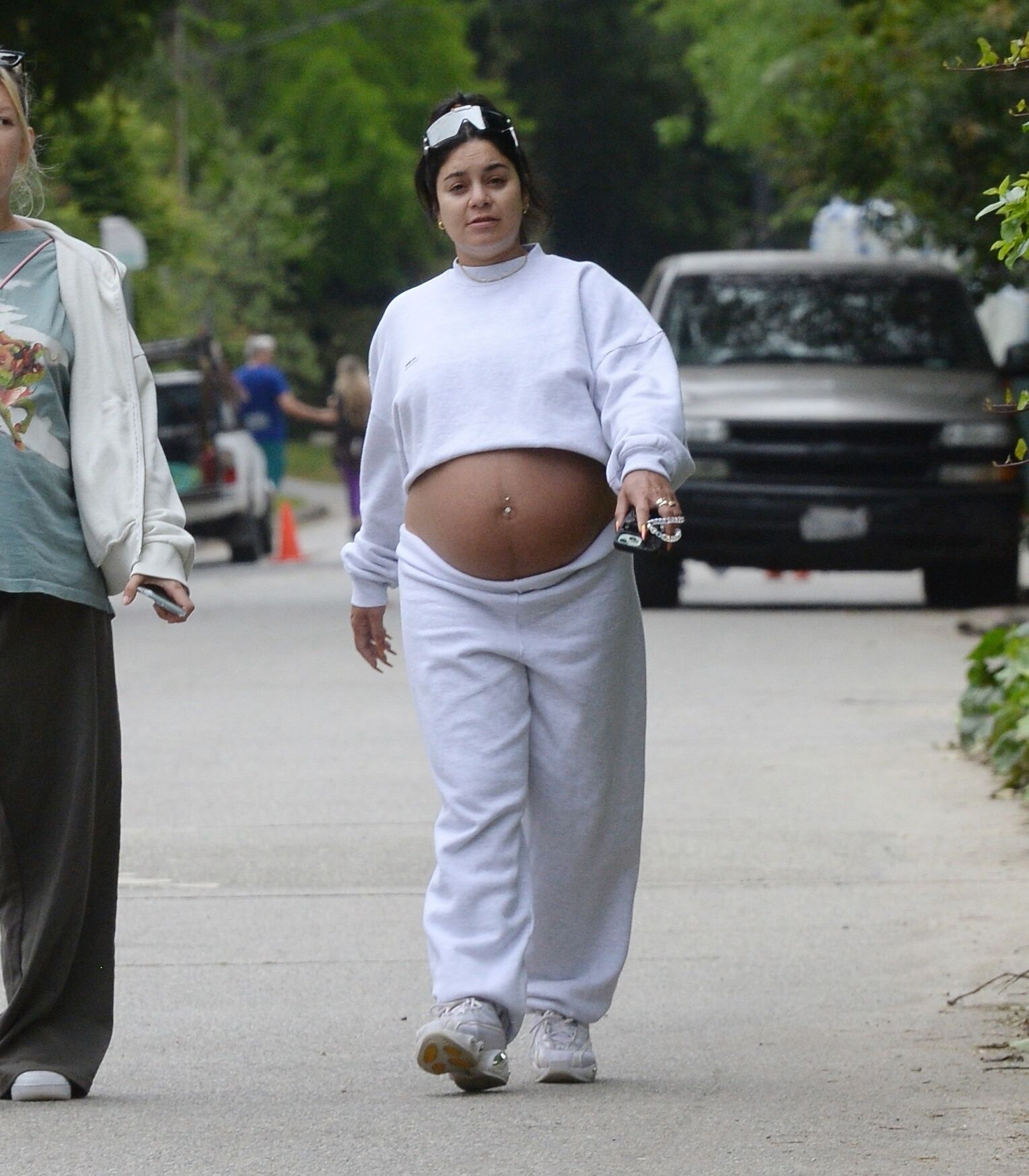 Vanessa Hudgens avec un énorme ventre de femme enceinte en randonnée à Los Angeles