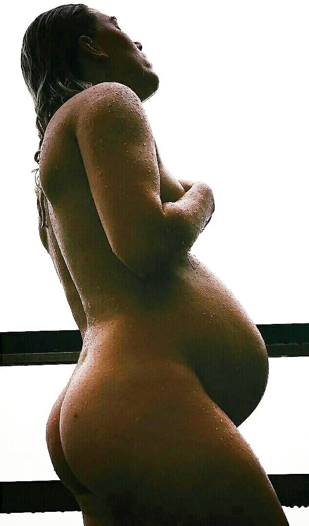 Blonde gf posing pregnant