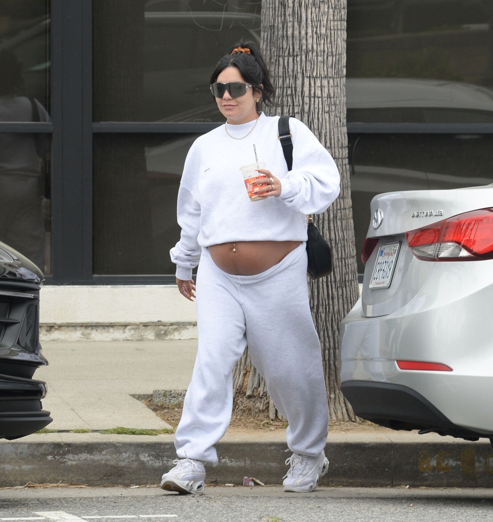 Vanessa Hudgens avec un énorme ventre de femme enceinte en randonnée à Los Angeles