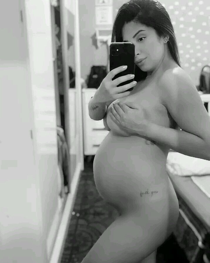 Model preggo semi nude 08