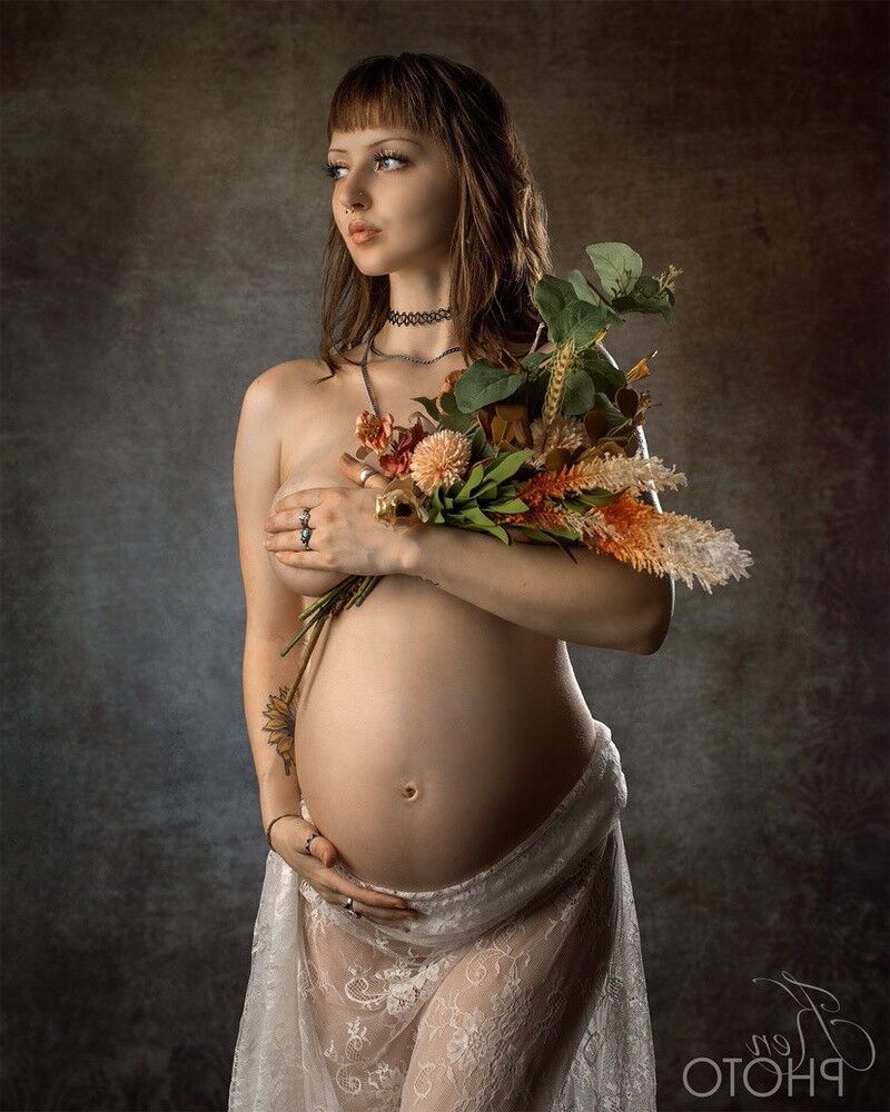 Model preggo semi nude 08