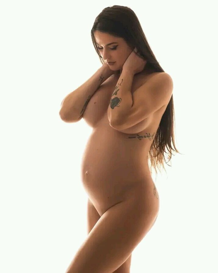 Modelo preggo semi nua 06