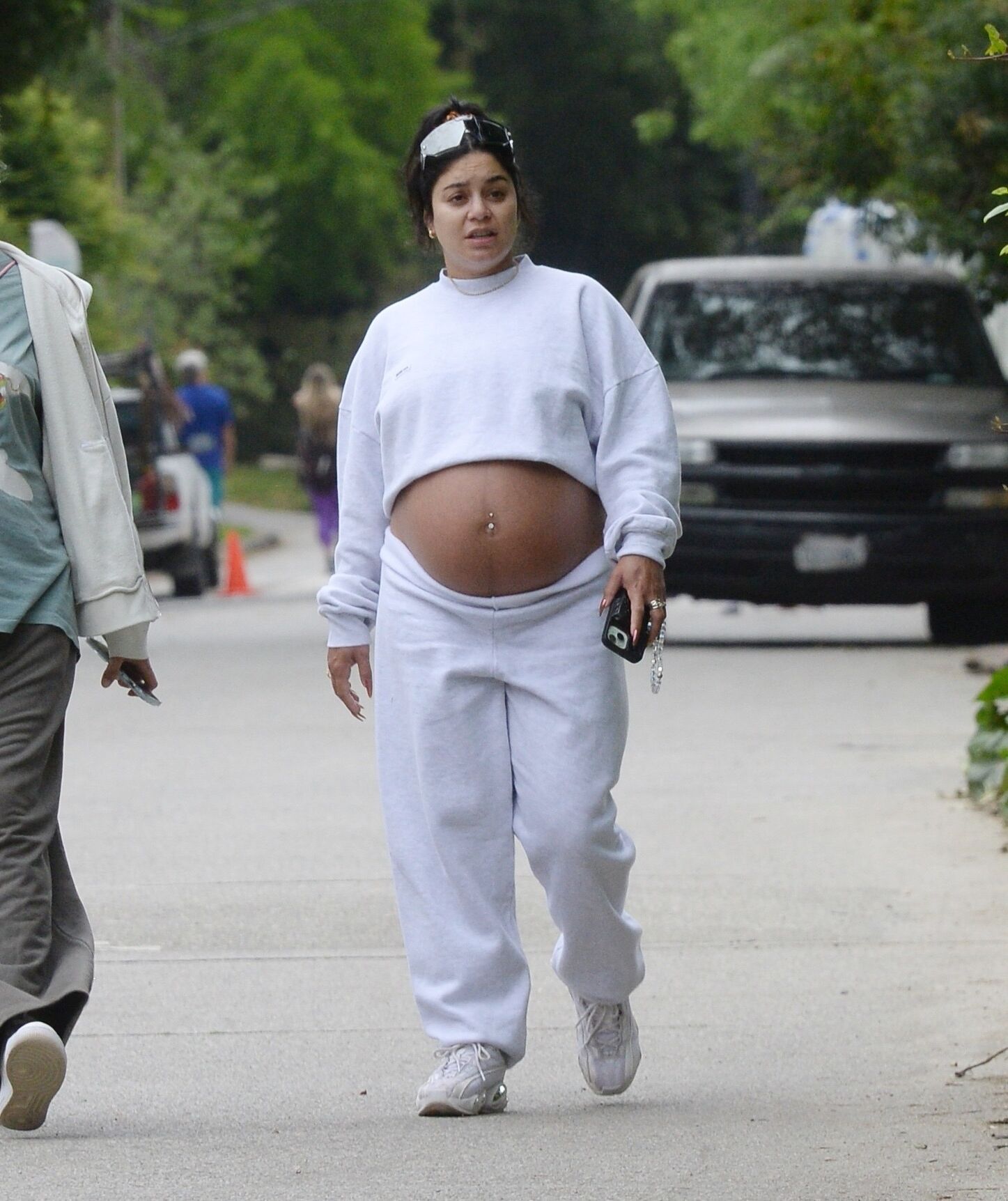 Vanessa Hudgens avec un énorme ventre de femme enceinte en randonnée à Los Angeles