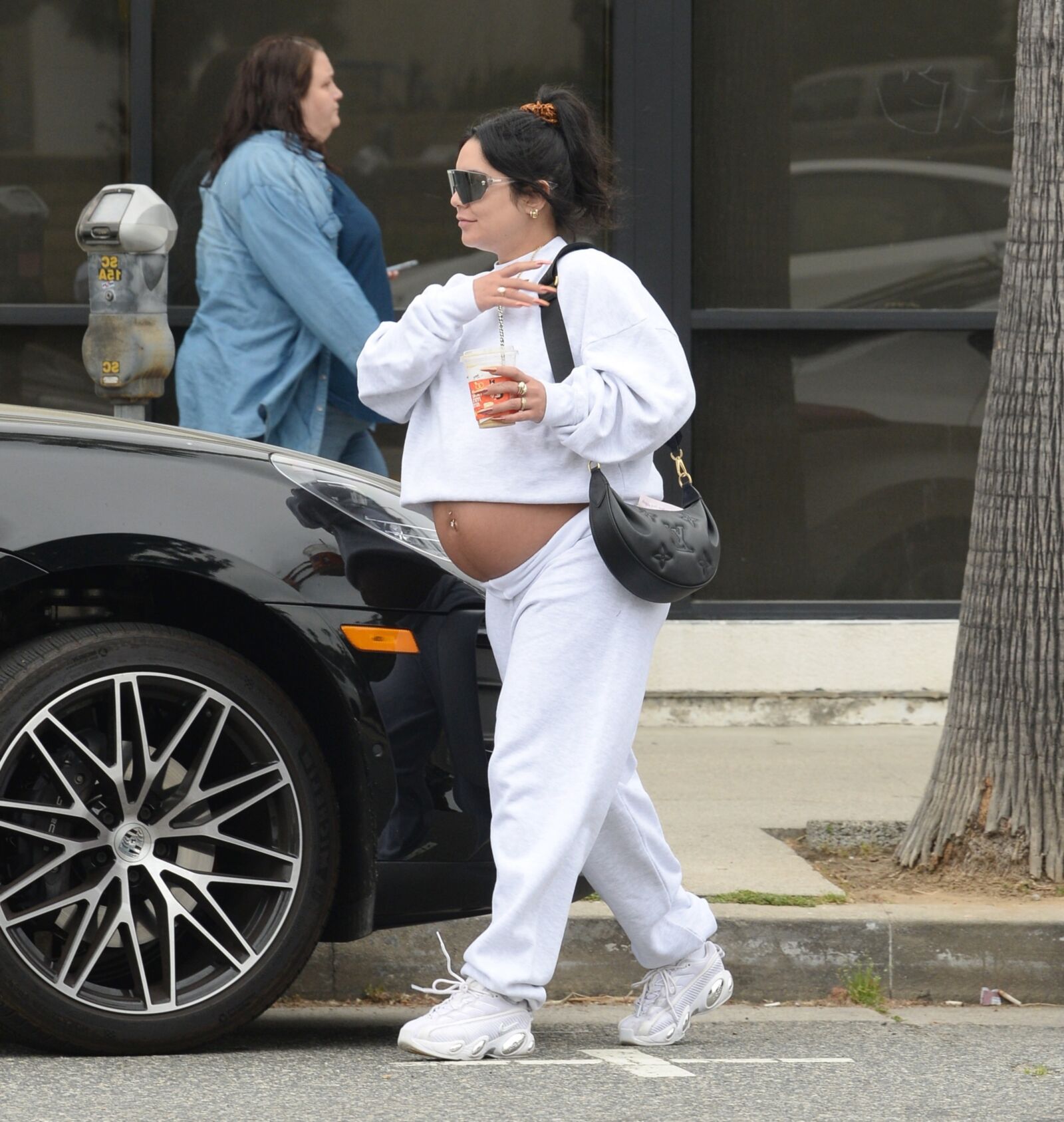 Vanessa Hudgens avec un énorme ventre de femme enceinte en randonnée à Los Angeles