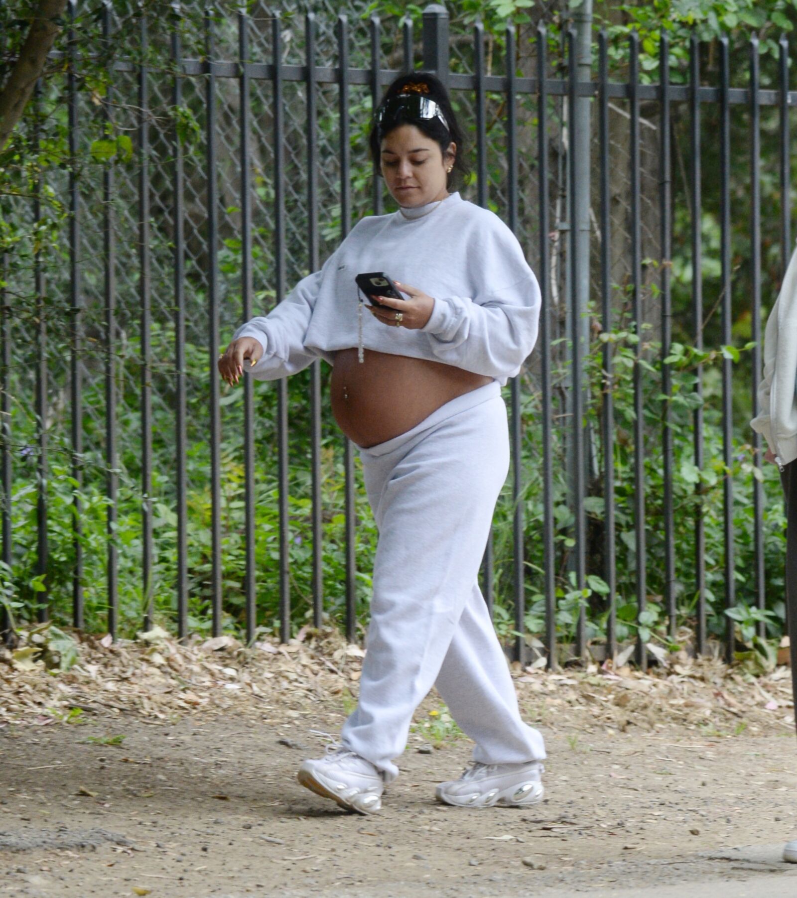 Vanessa Hudgens avec un énorme ventre de femme enceinte en randonnée à Los Angeles