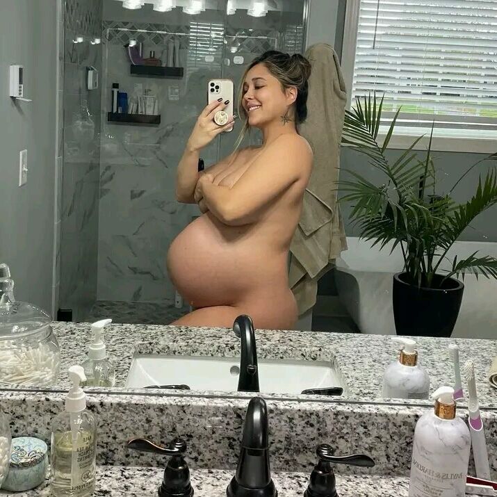 Model preggo semi nude 08