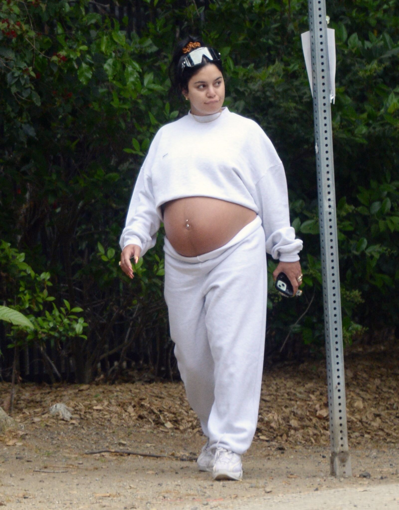 Vanessa Hudgens avec un énorme ventre de femme enceinte en randonnée à Los Angeles