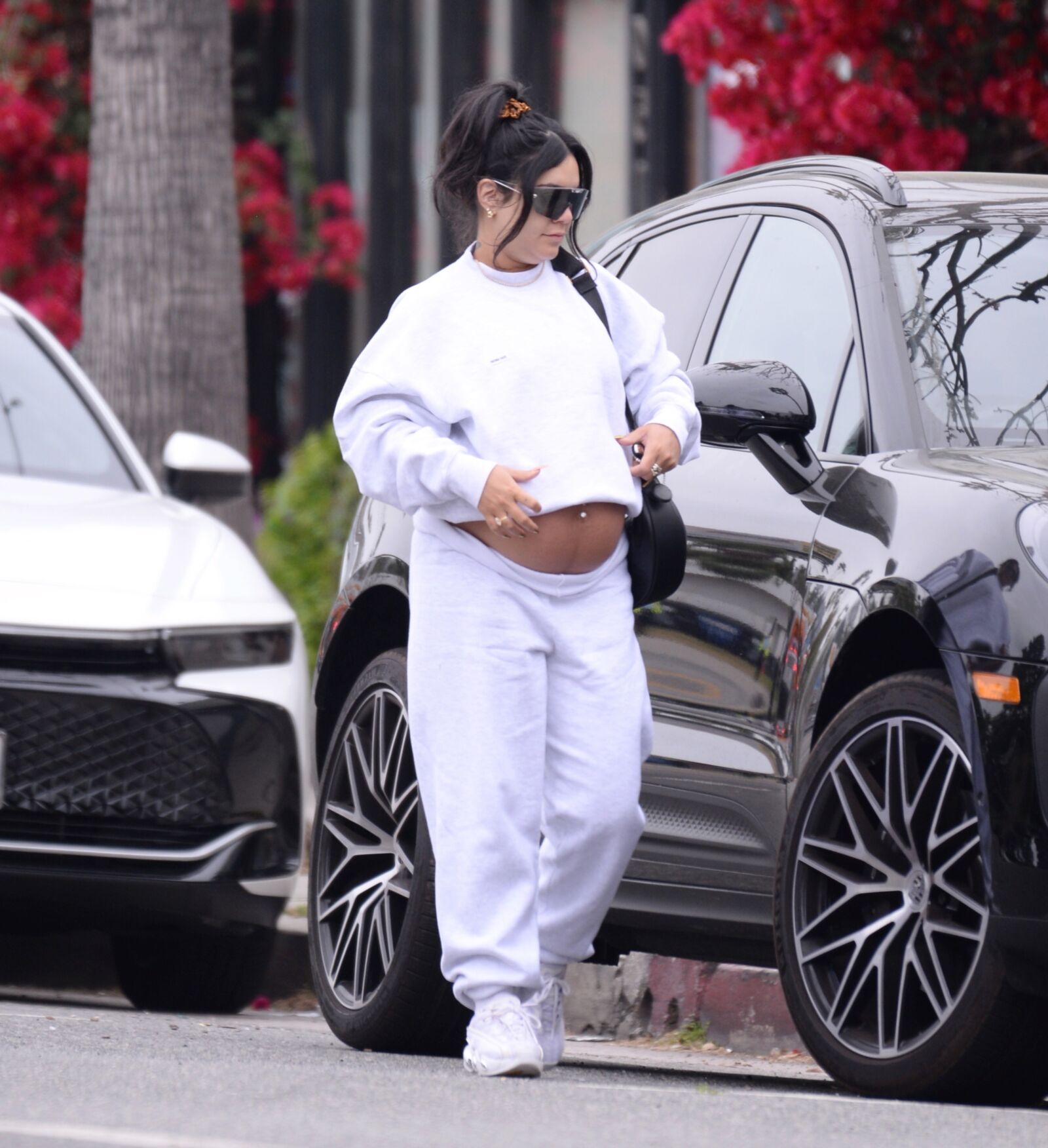 Vanessa Hudgens avec un énorme ventre de femme enceinte en randonnée à Los Angeles