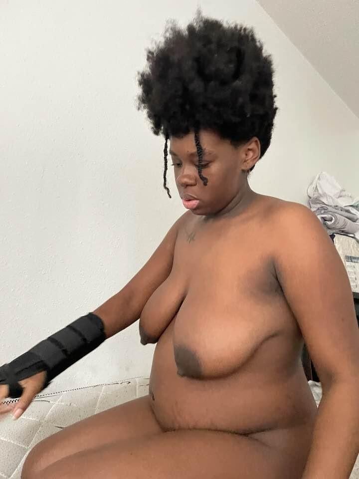 Femme noire enceinte avec de superbes cintres