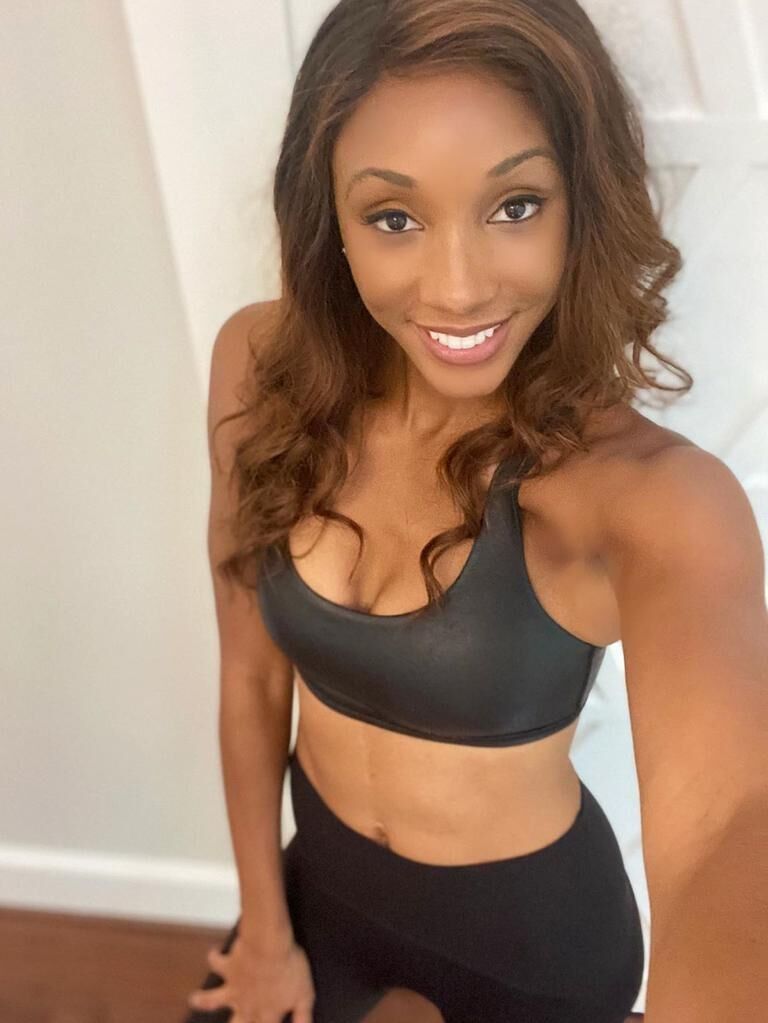 Maria Taylor reportera de la NFL fotos de embarazadas sexys y calientes