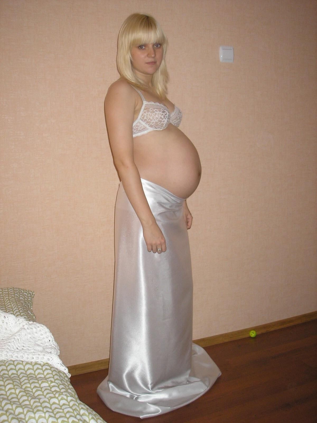 Die schwangere russische Blondine Anna aus Nowosibirsk