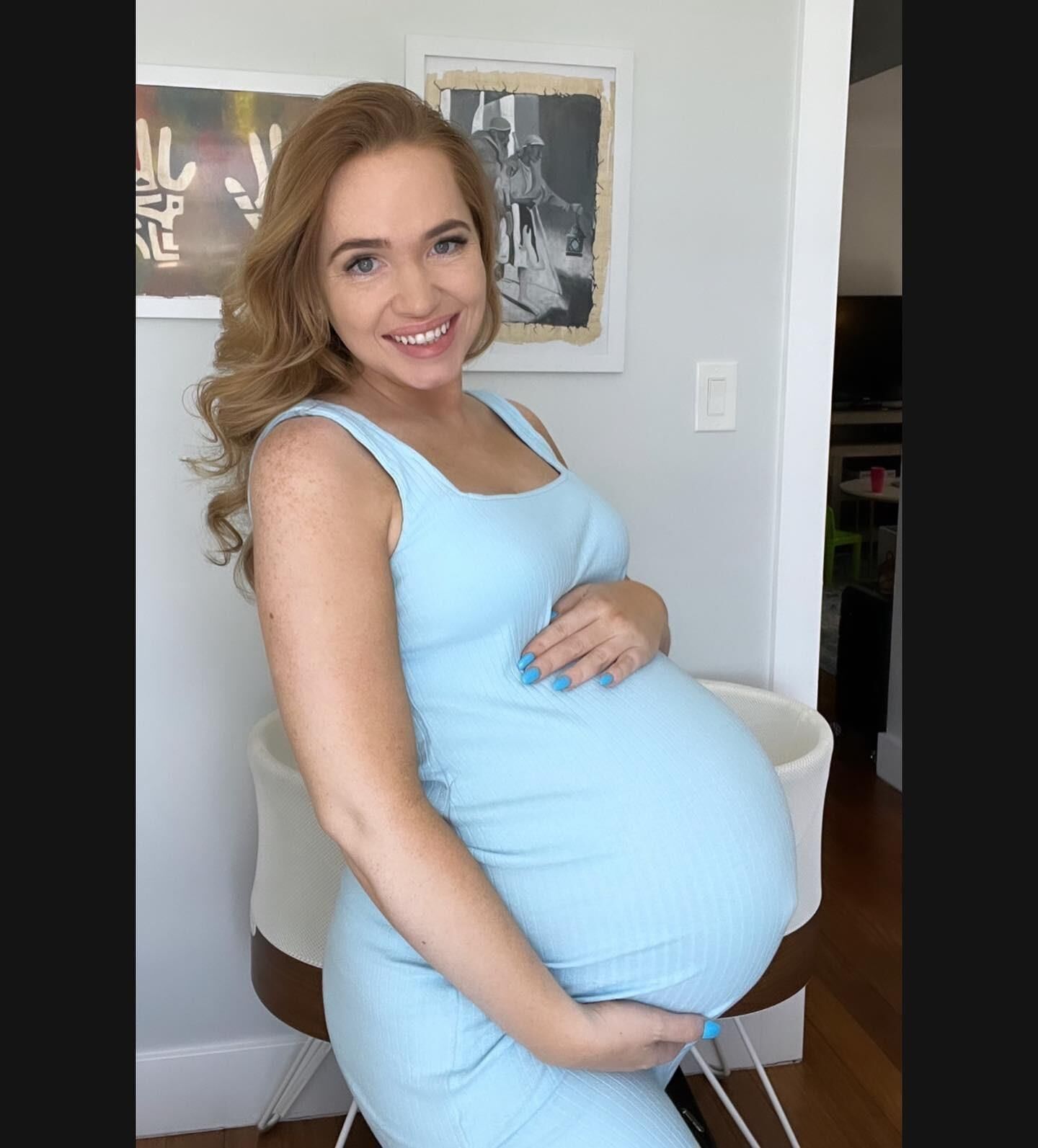 Rachel amateur embarazada con una barriga enorme