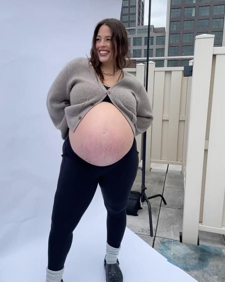 Hot curvy mom Ashley very pregnant