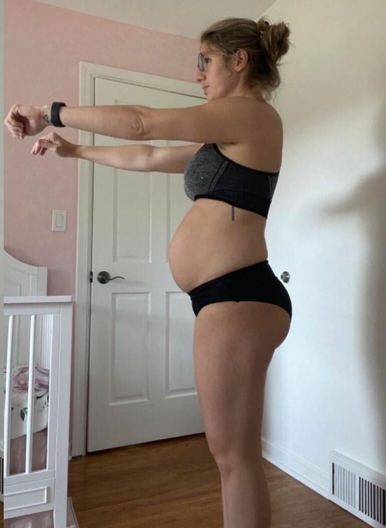 Erin, maman amateur, en pantalon de yoga, enceinte et au corps serré.