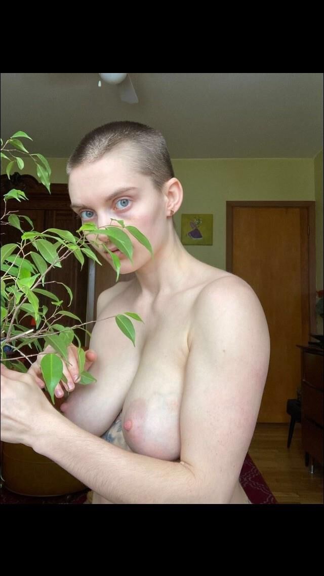 Pregnant amateur hairy posing naked 