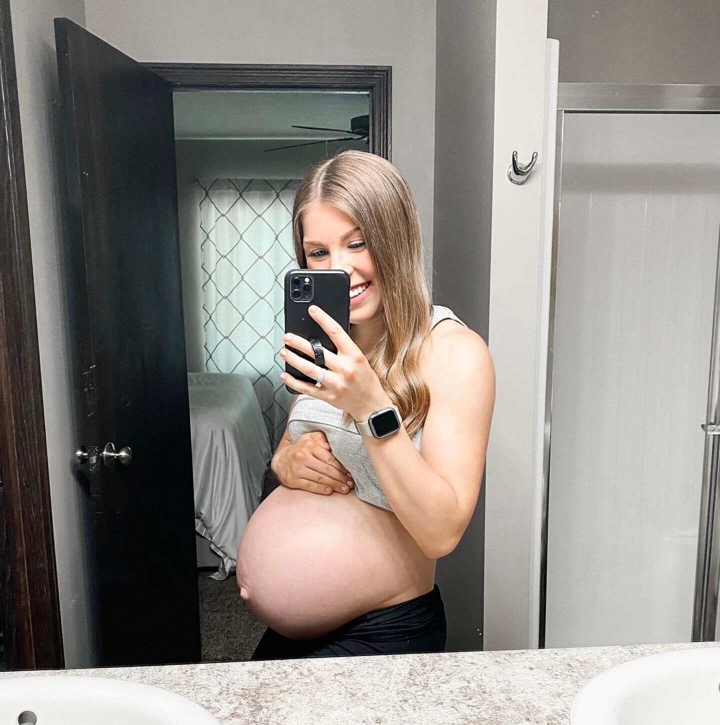 Amateur pregnant twin mom Katie . How to fuck her?