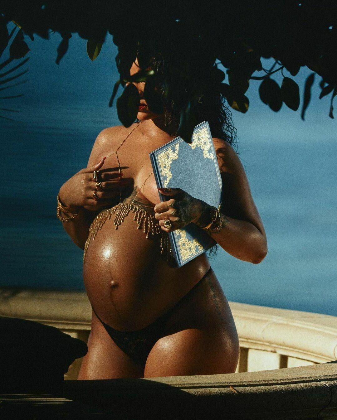 Rihanna - embarazada caliente