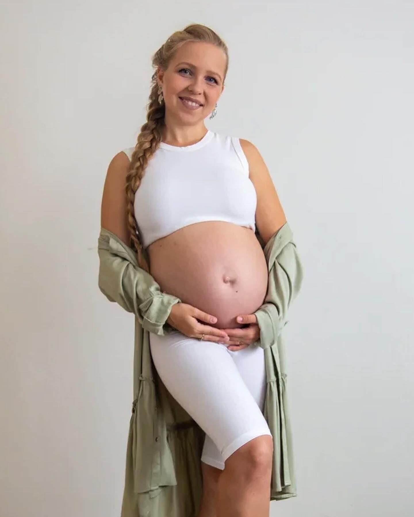 pretty young mom Elinka pregnant