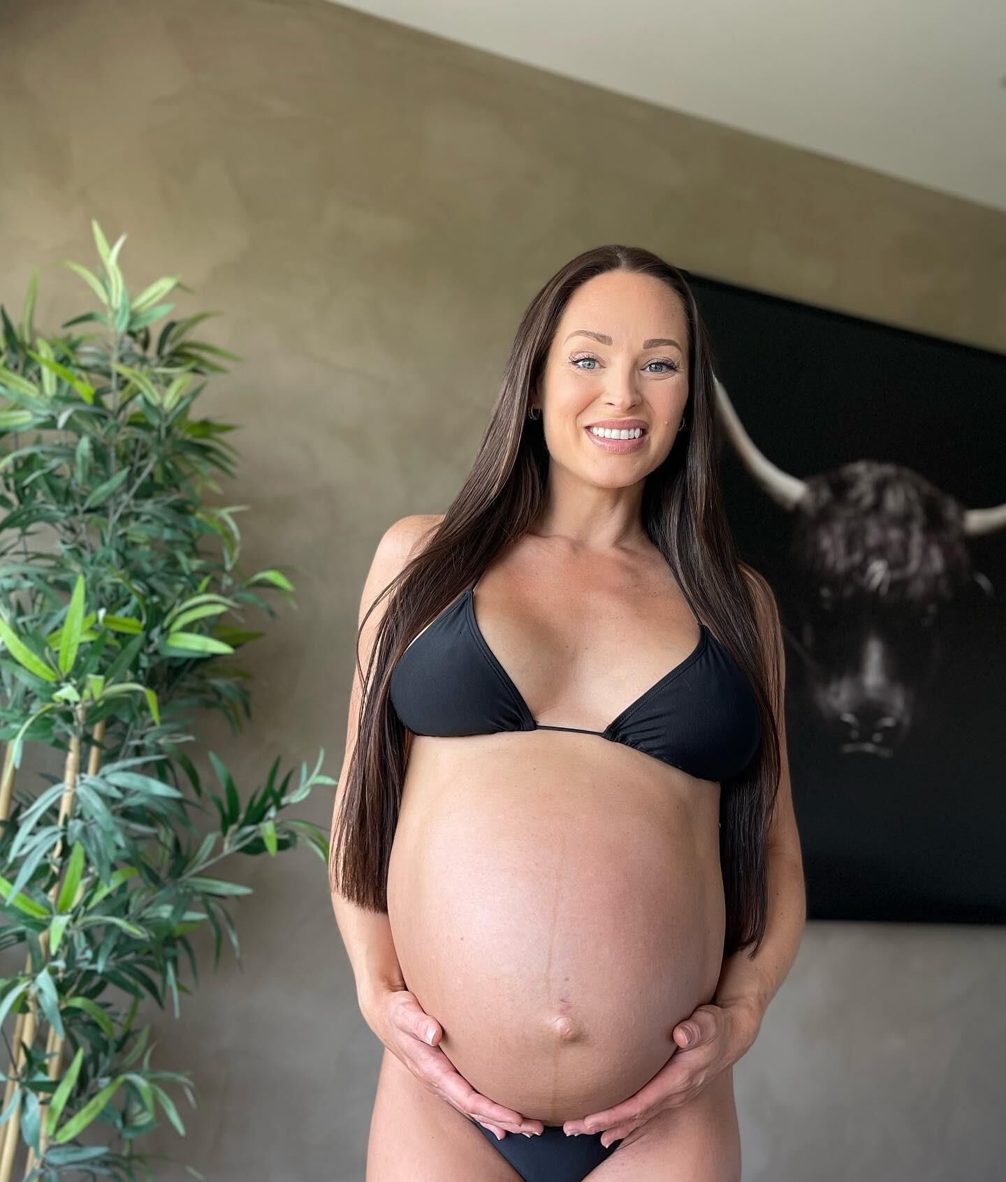 Hot pregnant sportbabe Christina