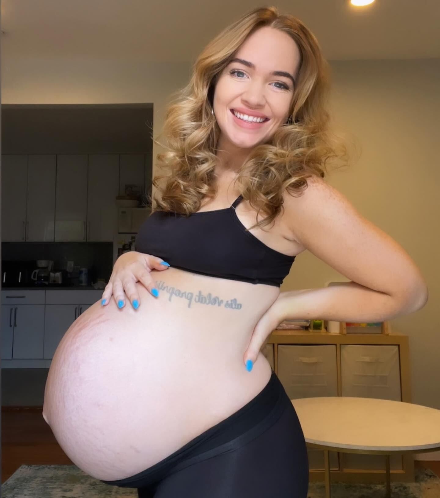 Rachel amateur embarazada con una barriga enorme