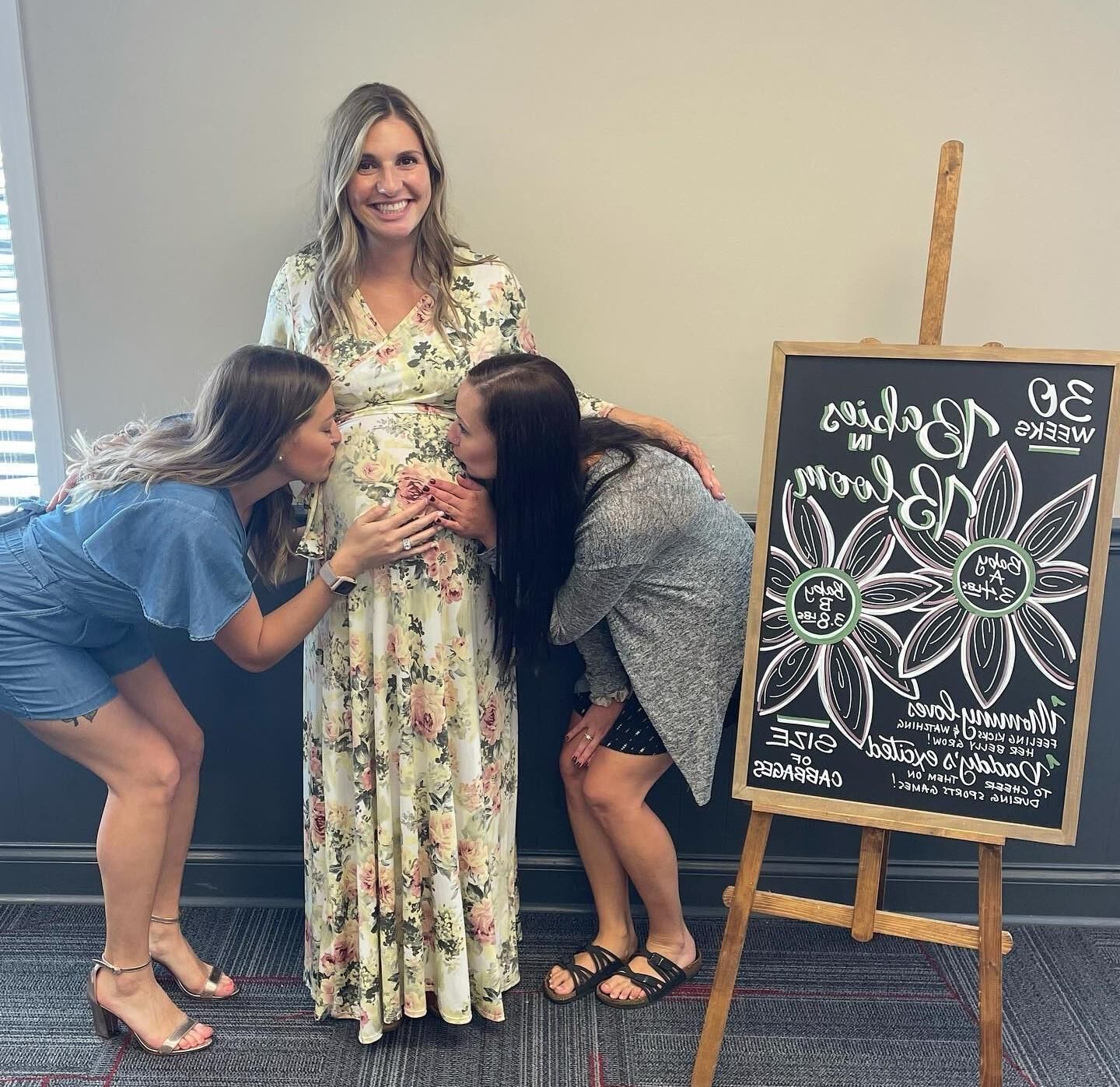 Erin, maman amateur, en pantalon de yoga, enceinte et au corps serré.