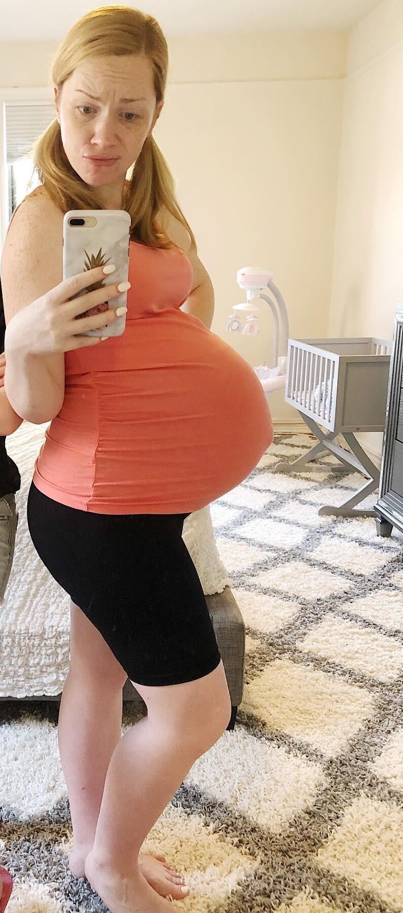 Rachel amateur enceinte d'un ventre énorme