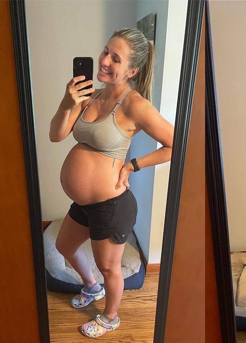 Erin, maman amateur, en pantalon de yoga, enceinte et au corps serré.