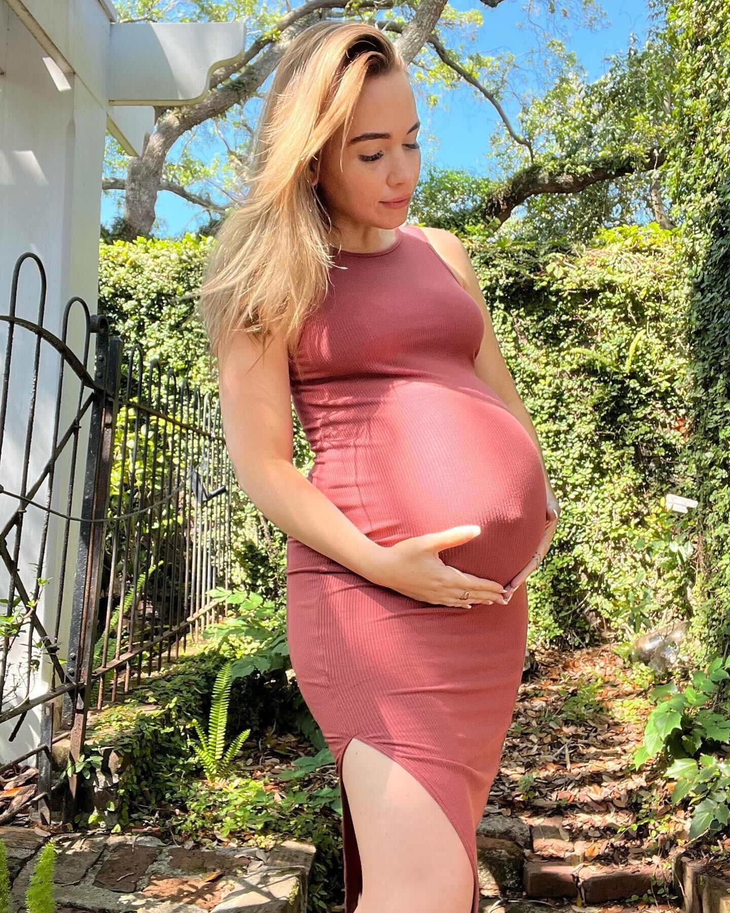 Rachel amateur enceinte d'un ventre énorme