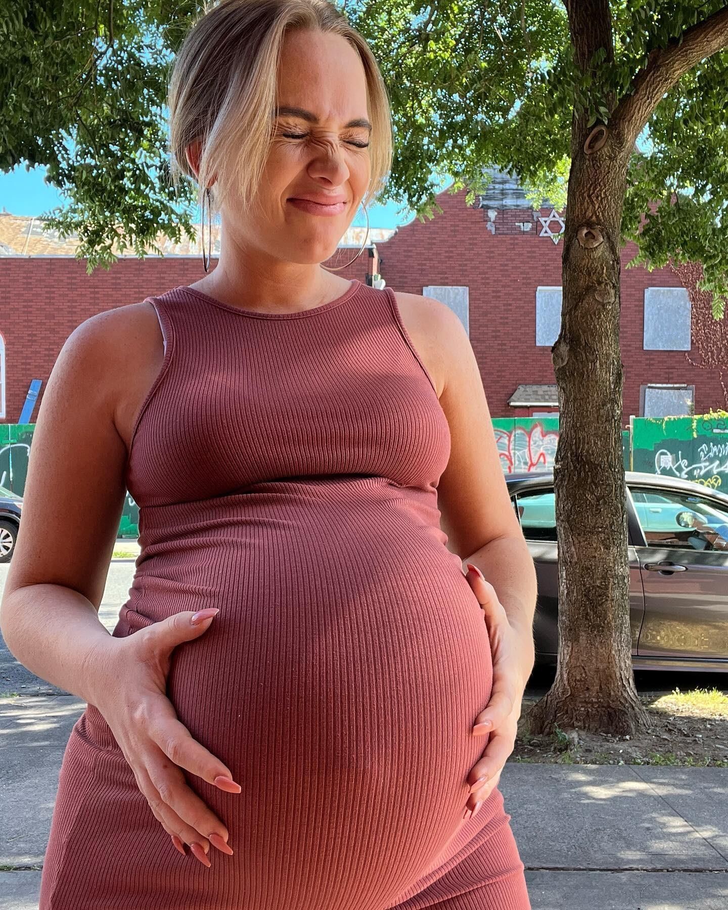 Rachel amateur embarazada con una barriga enorme