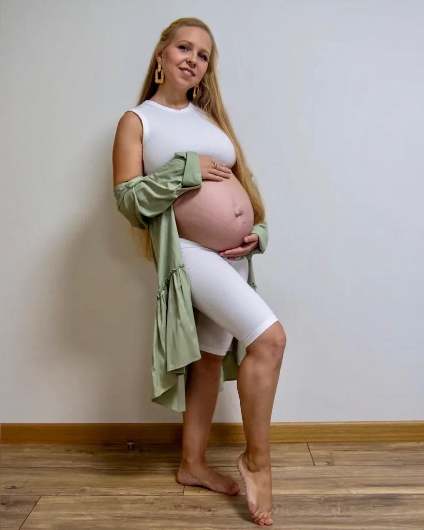 pretty young mom Elinka pregnant