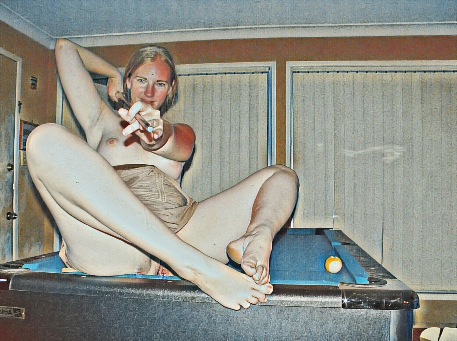 J'adore les filles nues à la table de billard