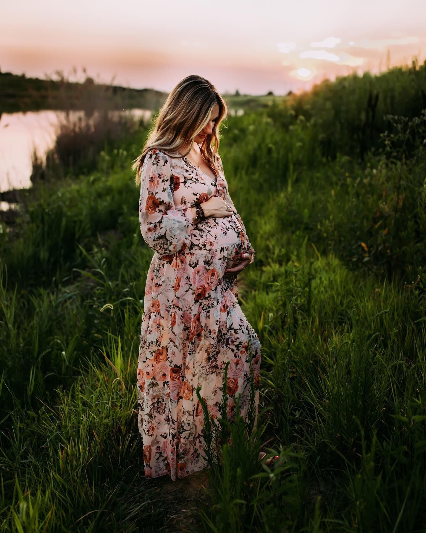 Erin, maman amateur, en pantalon de yoga, enceinte et au corps serré.