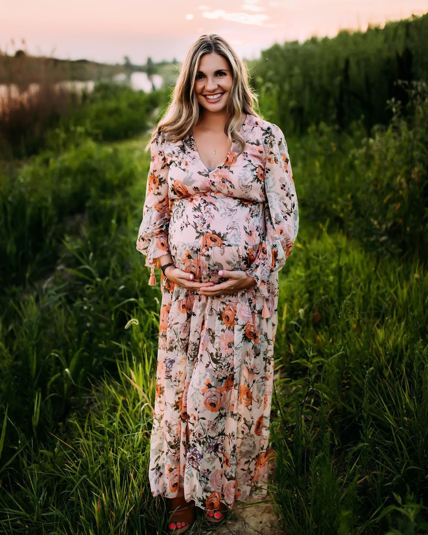 Erin, maman amateur, en pantalon de yoga, enceinte et au corps serré.